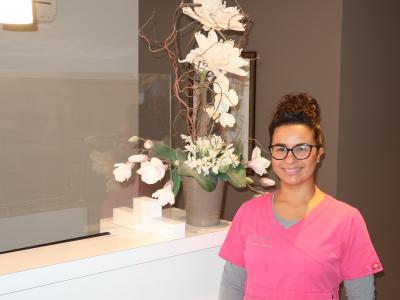 Emma, assistante dentaire qualifiée