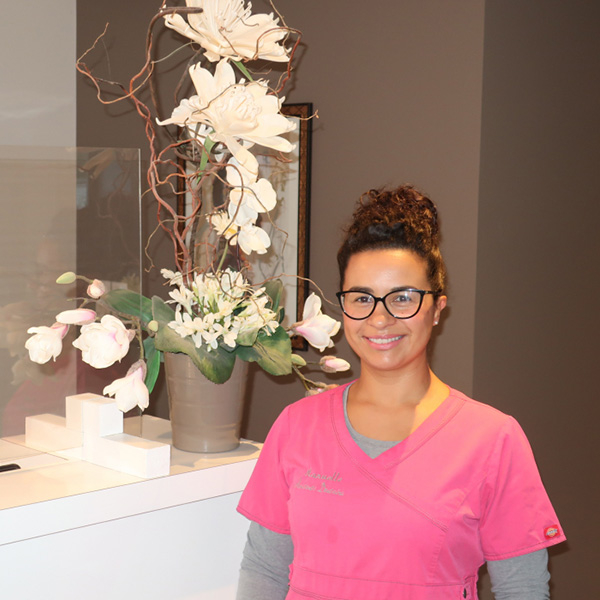 Emma, assistante dentaire qualifiée