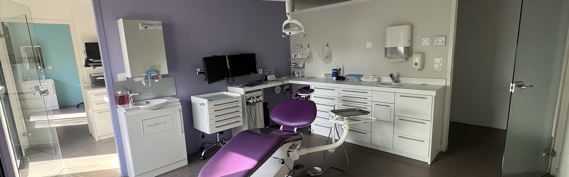 Salle de soins au cabinet d'orthodontie du Dr Gilbert-Maudet à Vitré